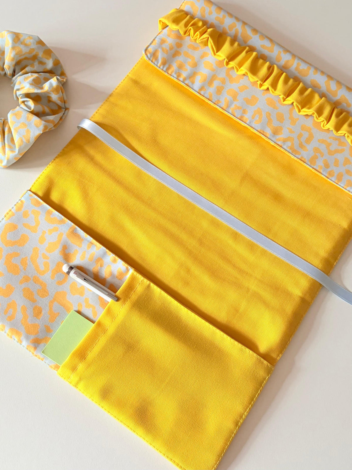 Funda de libro de tela animal print amarillo