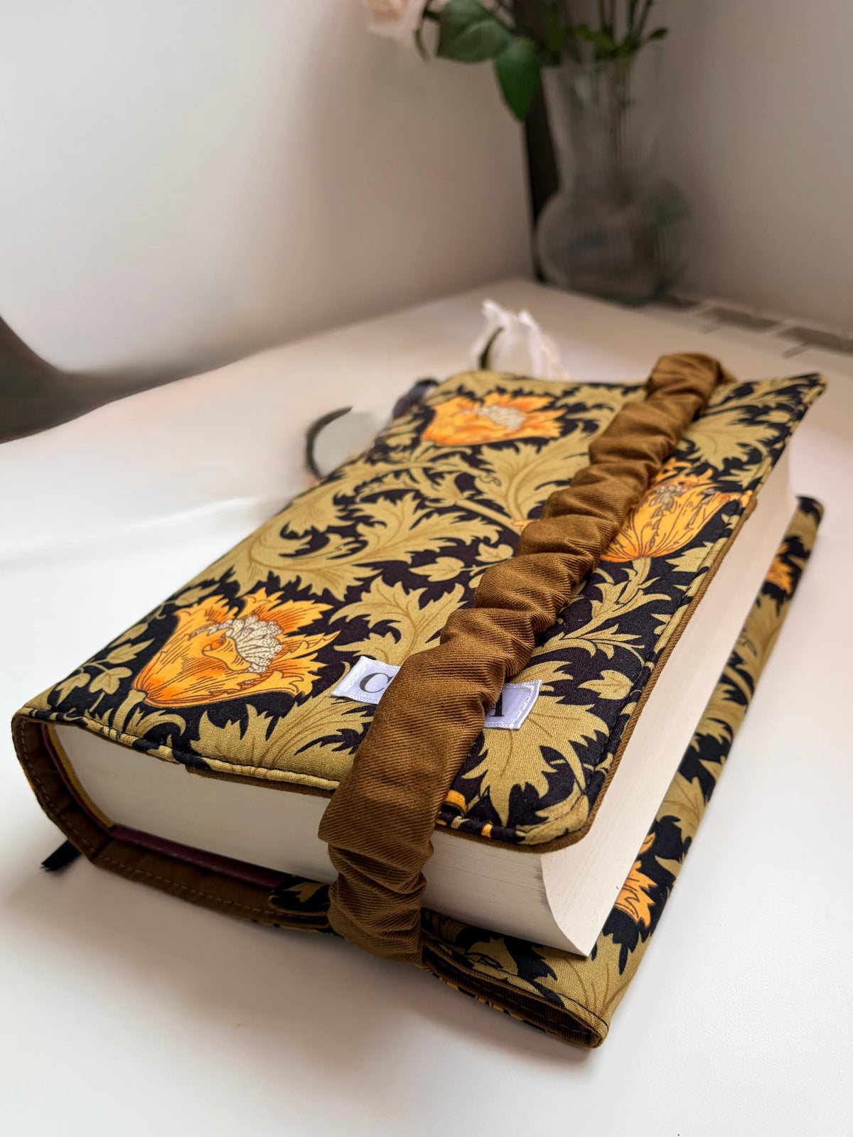 Funda de libro de tela flores fondo negro