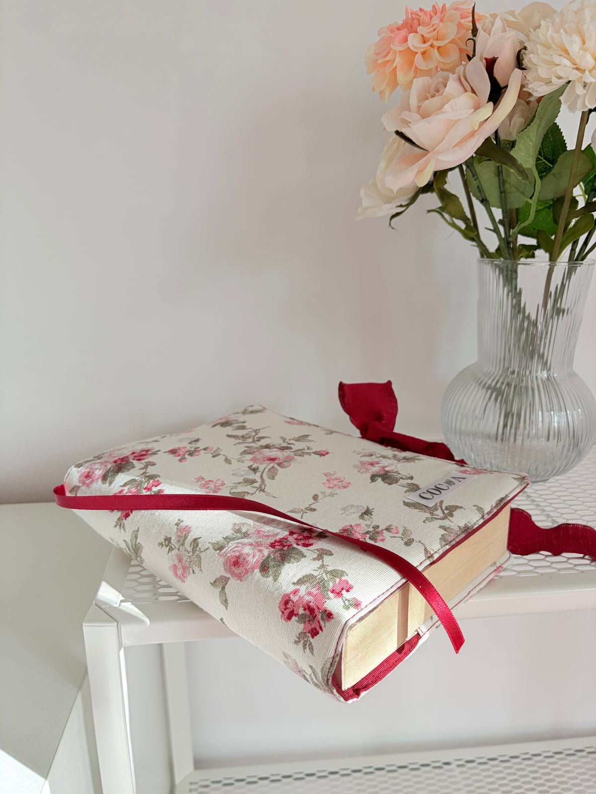 Funda libro solapa rosas burdeo