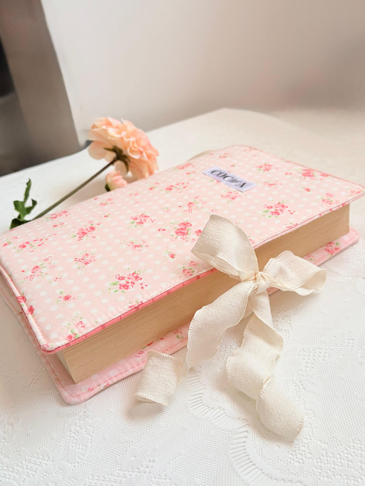 Funda de libro de tela rosa topos