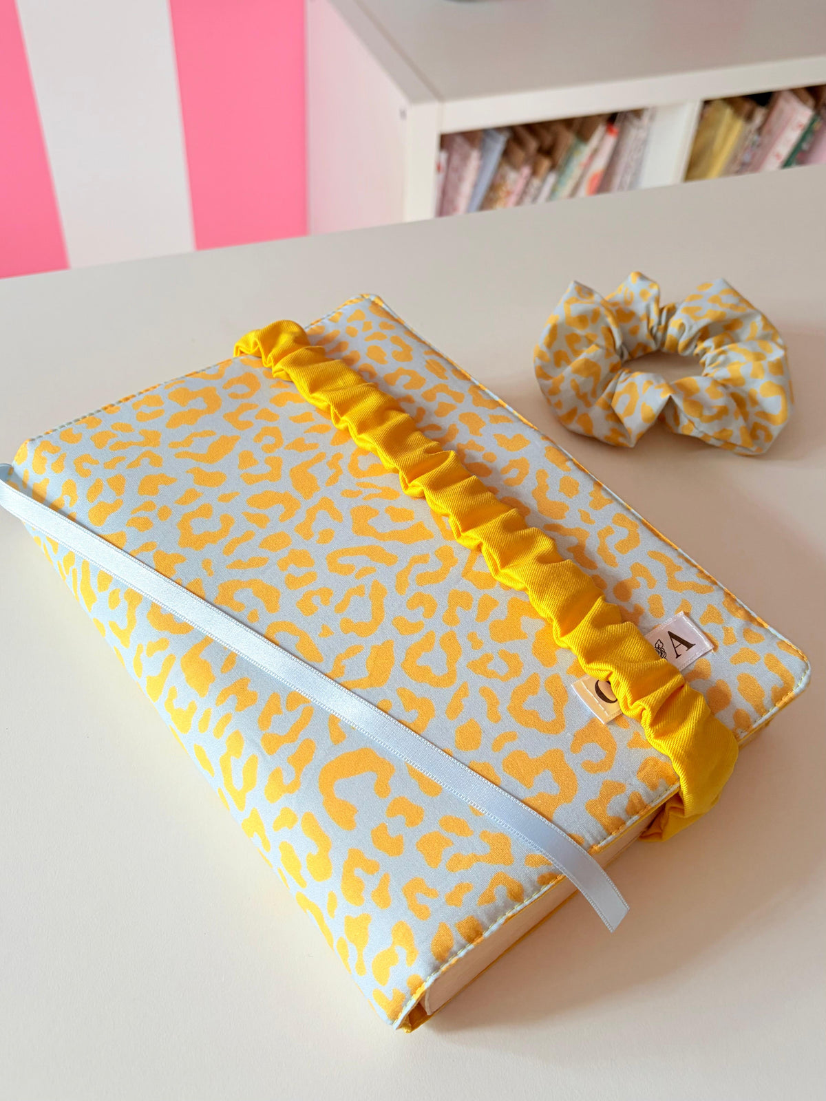 Funda de libro de tela animal print amarillo