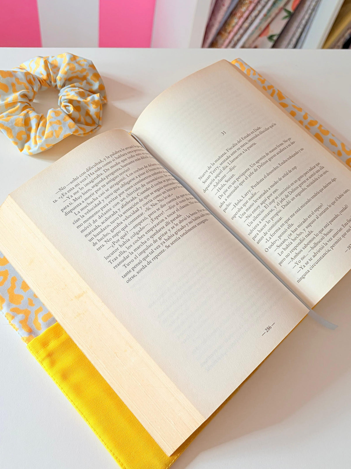 Funda de libro de tela animal print amarillo