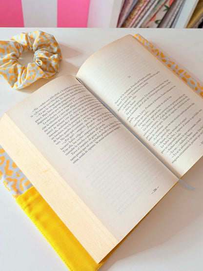 Funda de libro de tela animal print amarillo