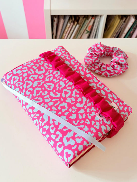 Funda de libro de tela animal print fucsia