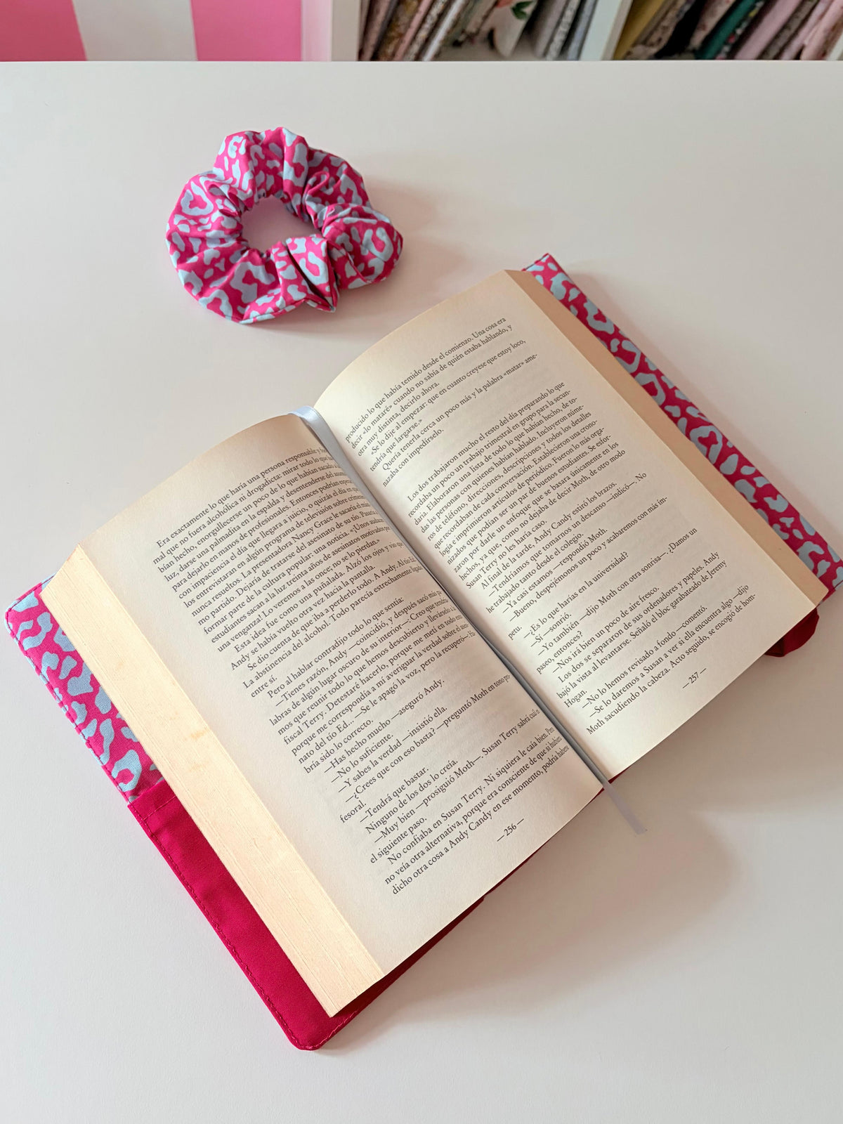 Funda de libro de tela animal print fucsia