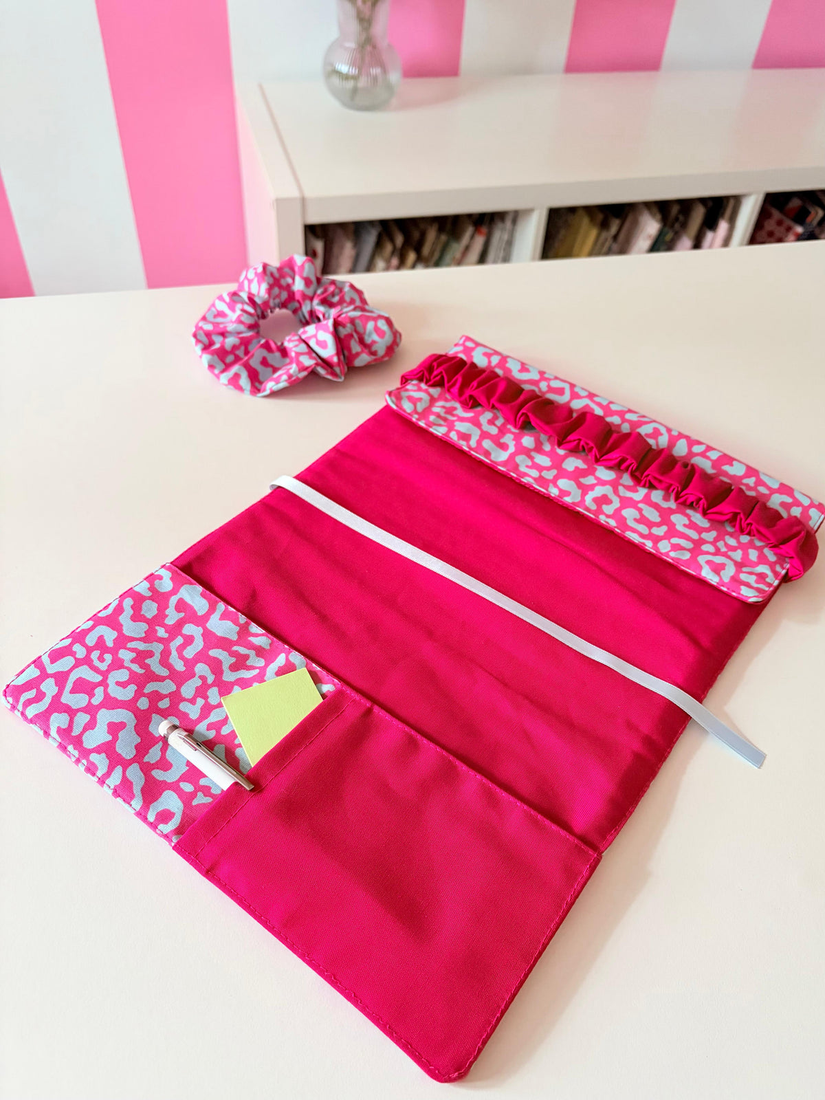 Funda de libro de tela animal print fucsia
