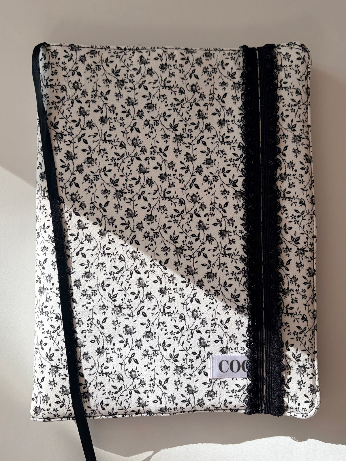 Funda libro adaptable Black flowers
