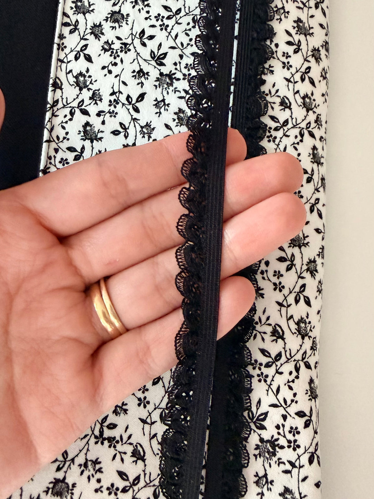 Funda libro adaptable Black flowers