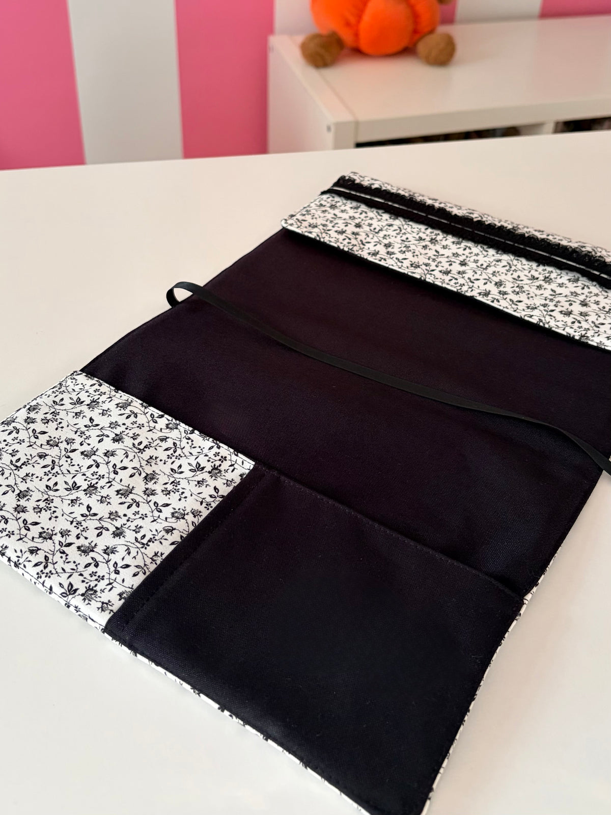 Funda libro adaptable Black flowers