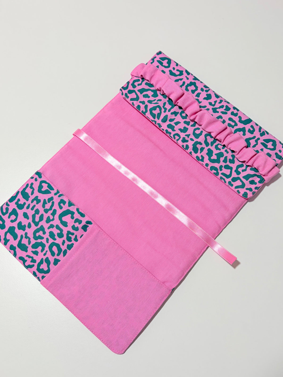 Funda libro adaptable animal print rosa y verde