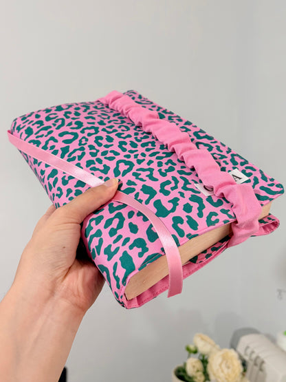 Funda libro adaptable animal print rosa y verde