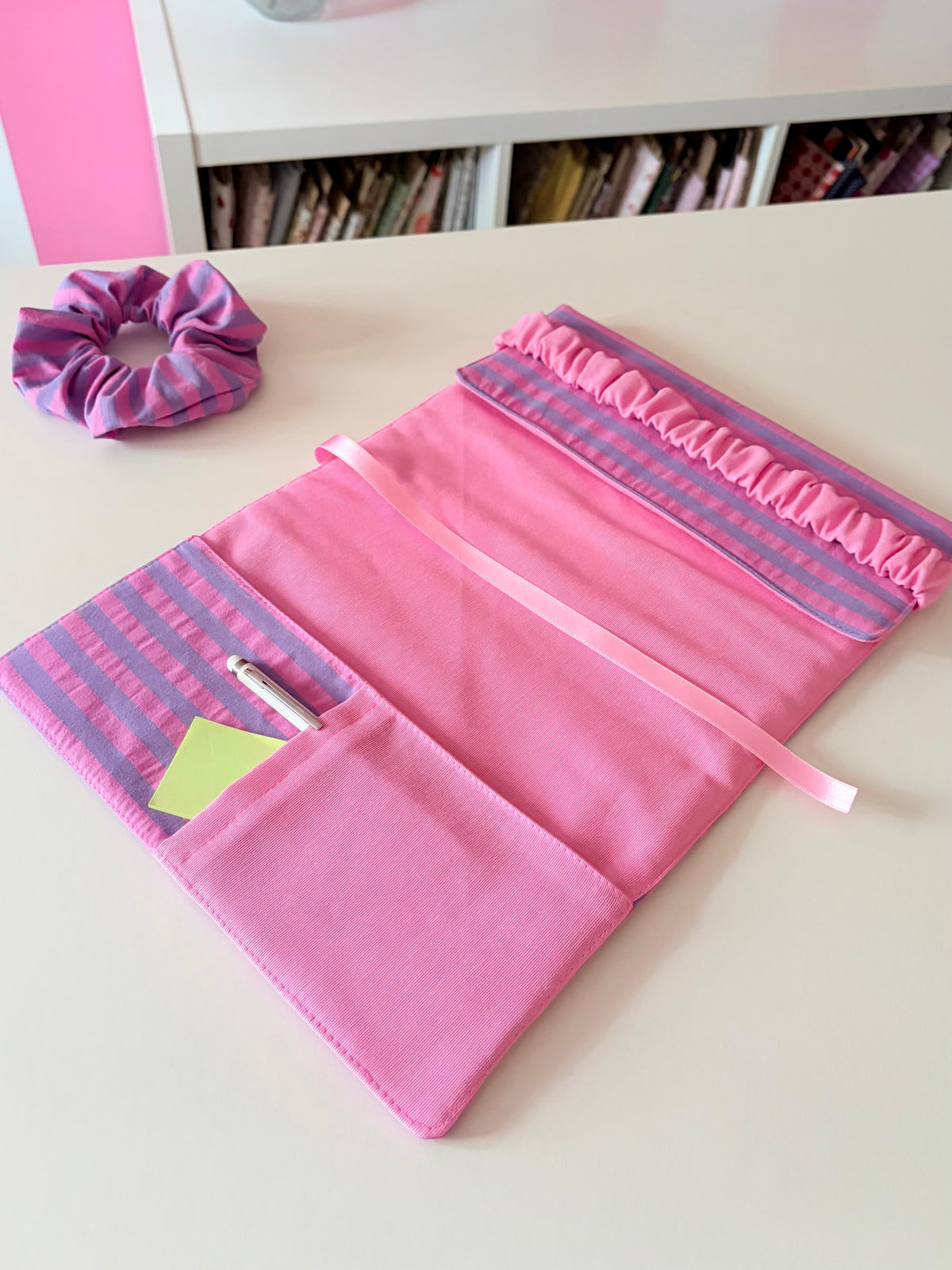 Funda de libro de tela rayas rosa y lila