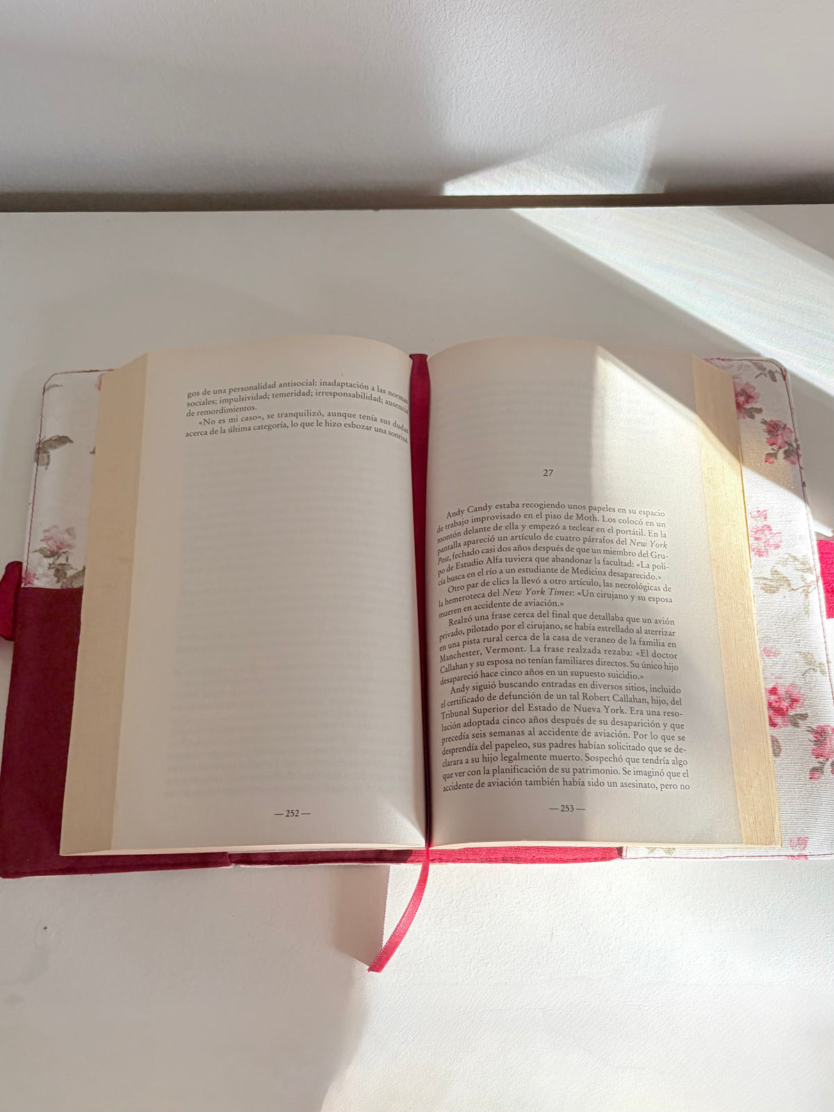 Funda libro solapa rosas burdeo