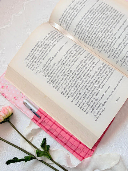 Funda de libro de tela rosa topos
